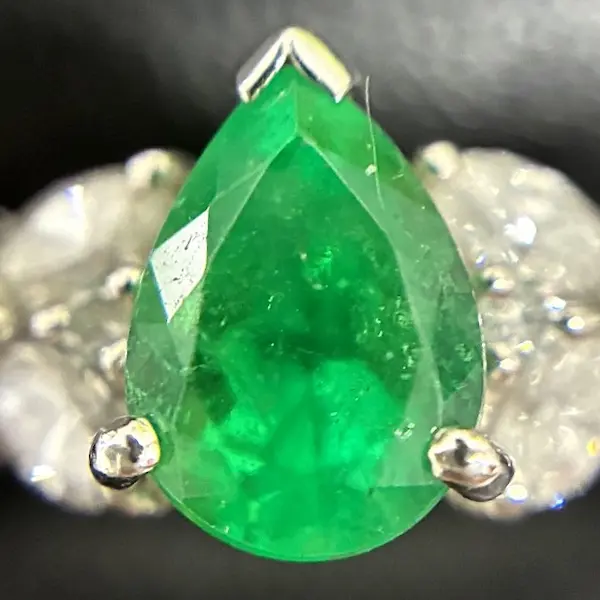 エメラルド　0.83ct
